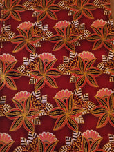 Charger l'image dans la galerie, Tissu wax pailleté - petites fleurs corail et dorées fond rouge - par 50 centimètres