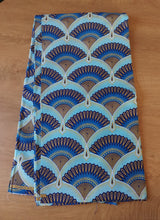 Charger l'image dans la galerie, Tissu wax pailleté - éventails bleus et dorés - par 50 centimètres