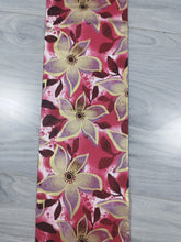 Charger l'image dans la galerie, Tissu wax java fleurs roses et parmes aux détails dorés - par 50 centimètres