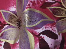 Charger l'image dans la galerie, Tissu wax java fleurs roses et parmes aux détails dorés - par 50 centimètres