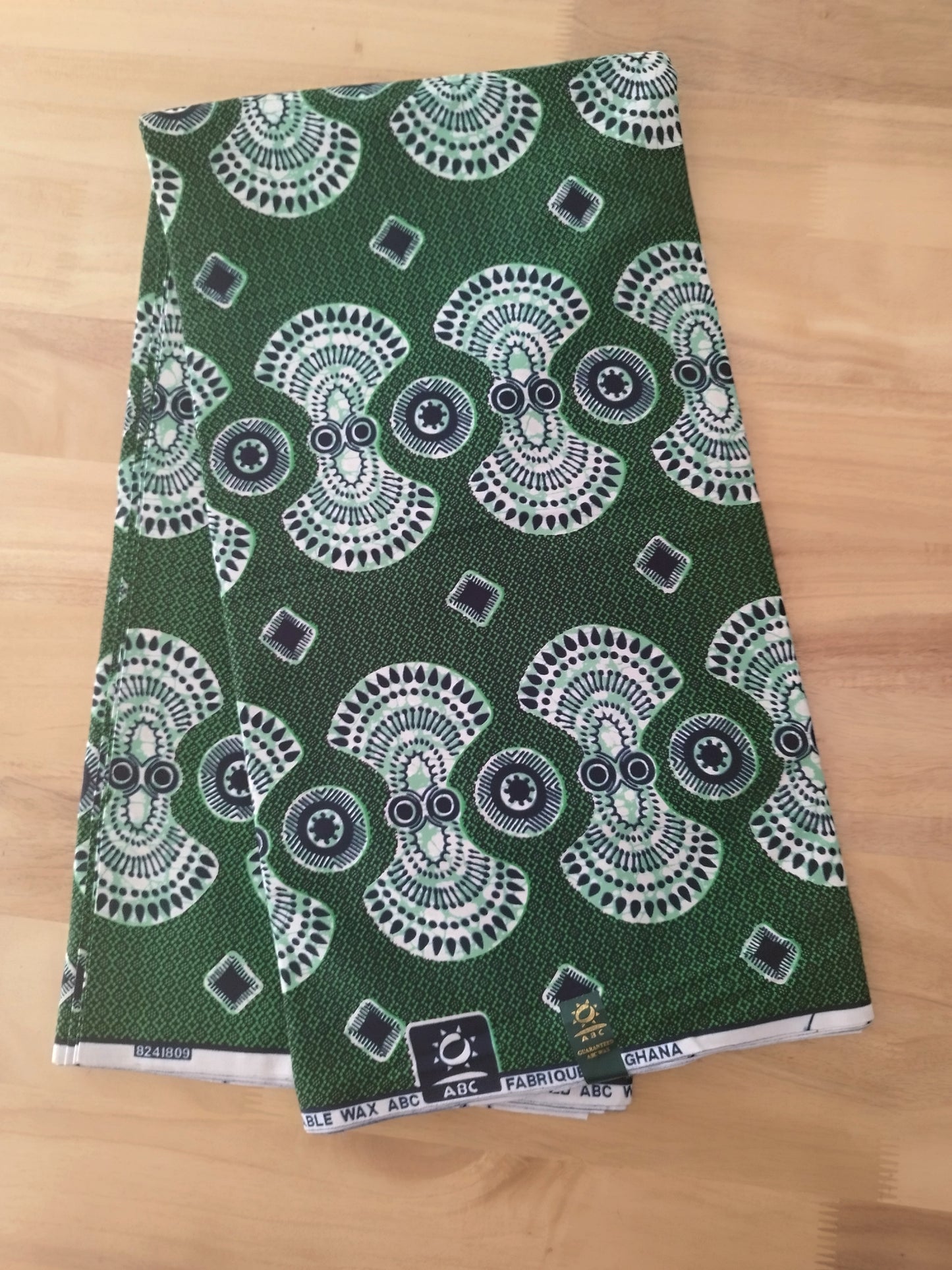 1 yard (90 cm)- Tissu wax - coquilles vertes sur fond vert