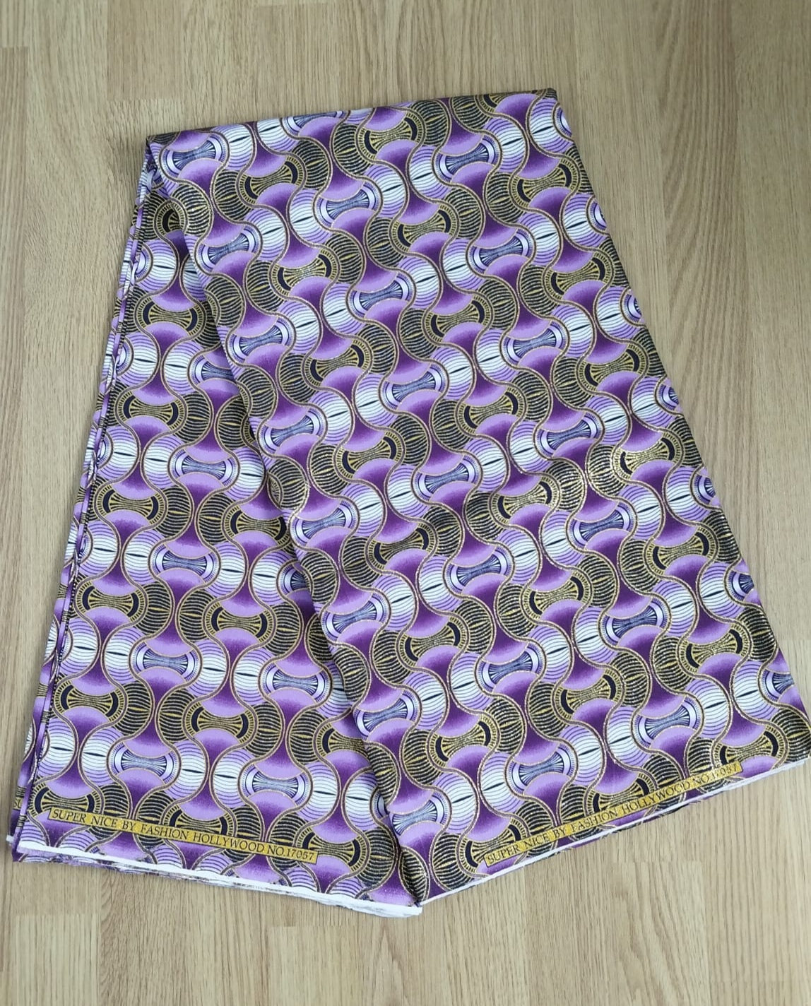 1 yard (90 cm) - Tissu pailleté - motifs violets et dorés