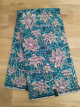 Charger l'image dans la galerie, Tissu wax java - fleurs mauves aux détails dorés sur fond bleu - par 50 centimètres