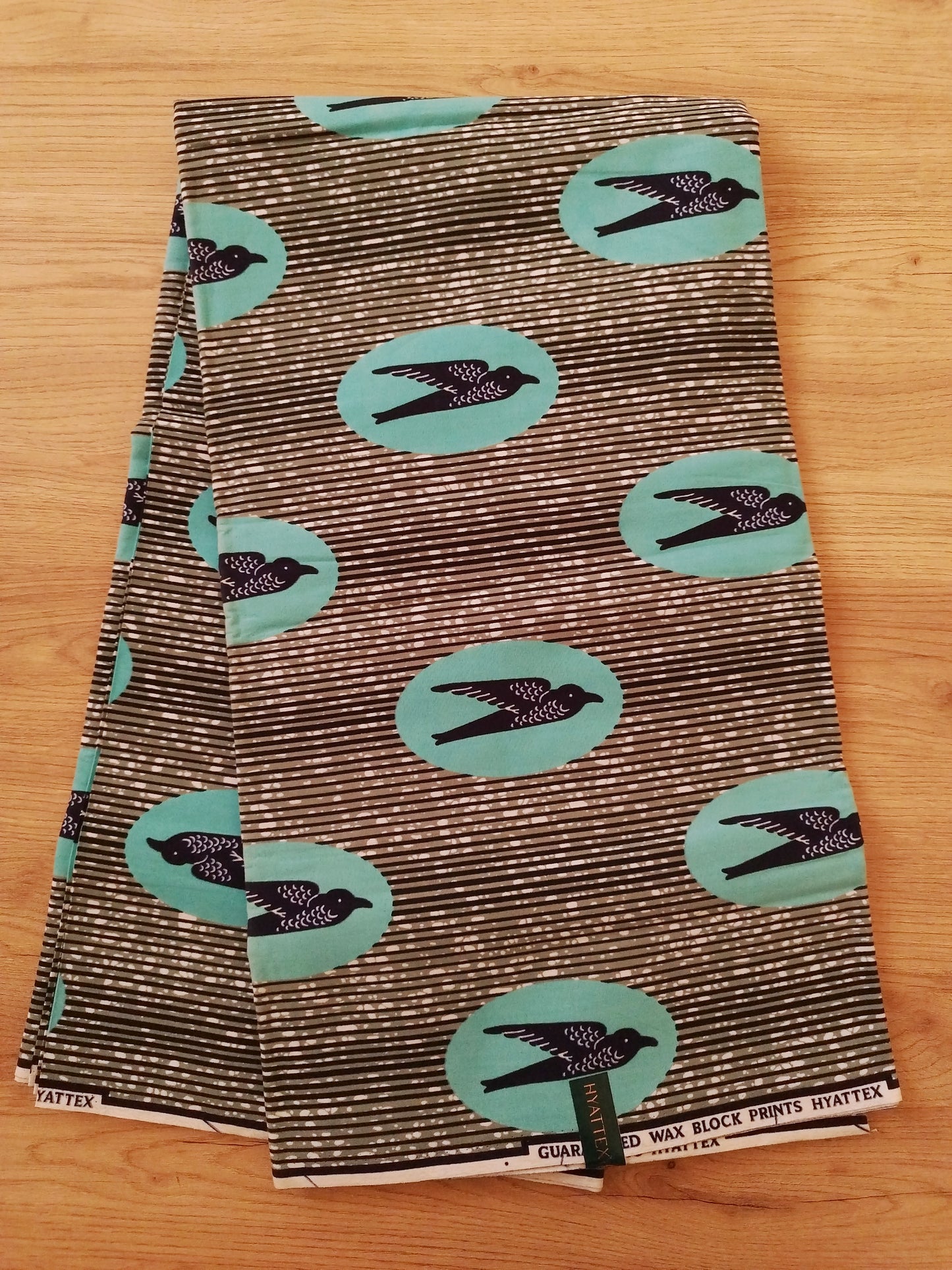 1 yard (90 cm) - Tissu wax hirondelles sur fond vert