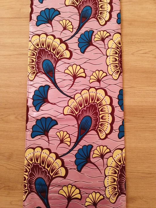 1 yard (90 cm) - Tisu wax java fleurs bleues et jaunes sur fond rose brillant