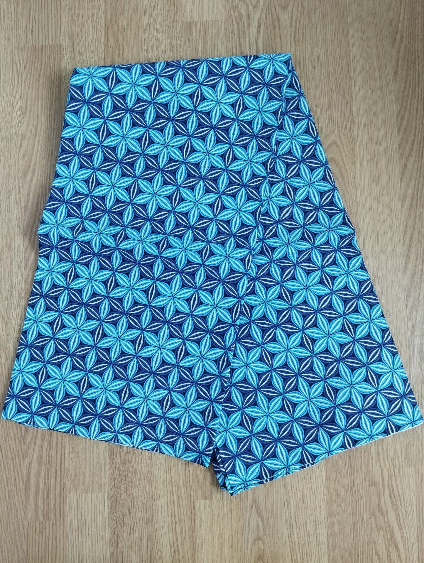 6 yards (5 mètres 40) - Tissu wax pailleté rosaces bleues et argent