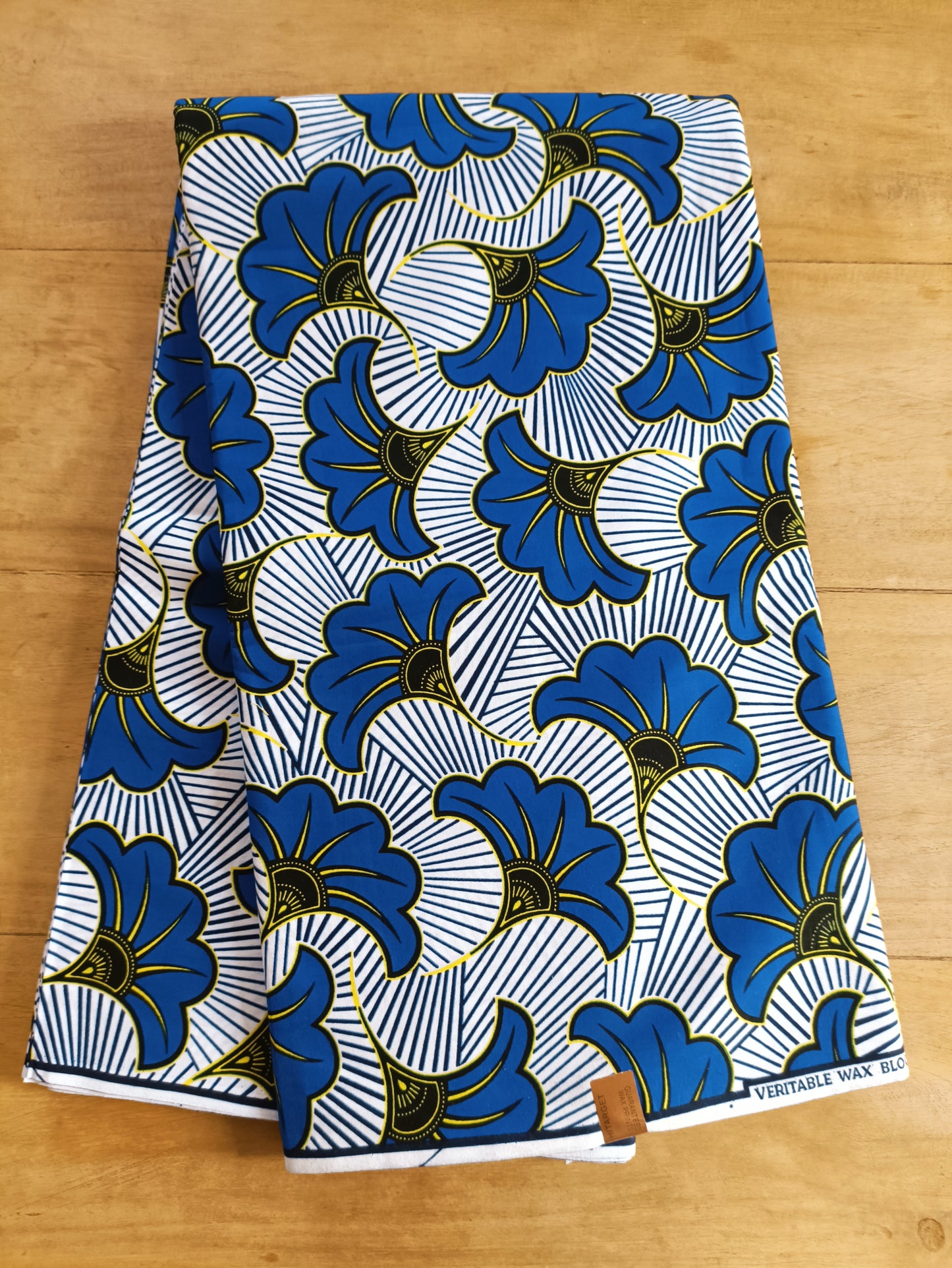 1 yard (90 cm) - Tissu wax - fleurs de mariage bleues entourées de jaune
