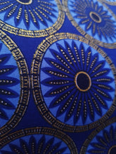 Charger l&#39;image dans la galerie, Tissu wax pailleté - rosaces bleues et dorées - par 50 centimètres

