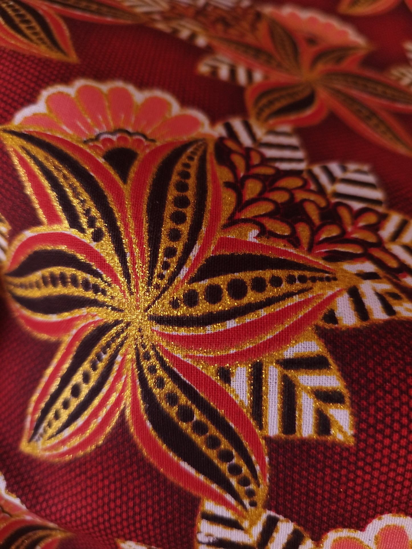 1 yard (90 cm) - Tissu wax pailleté - petites fleurs corail et dorées fond rouge