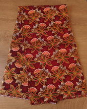 Charger l&#39;image dans la galerie, Tissu wax pailleté - petites fleurs corail et dorées fond rouge - par 50 centimètres
