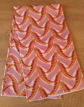 Charger l&#39;image dans la galerie, Tissu wax pailleté - plumes rouges, oranges, roses dorées - par 50 centimètres

