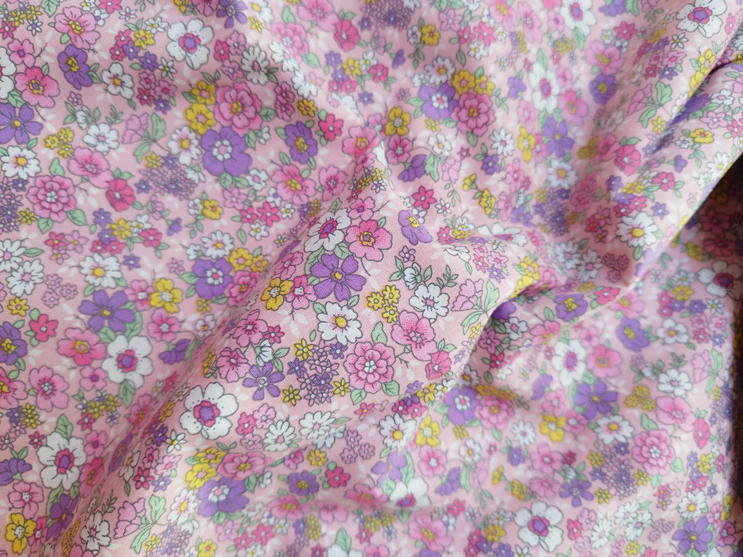 Tissu coton - petites fleurs roses, violettes, blanches fond rose - par 50 centimètres