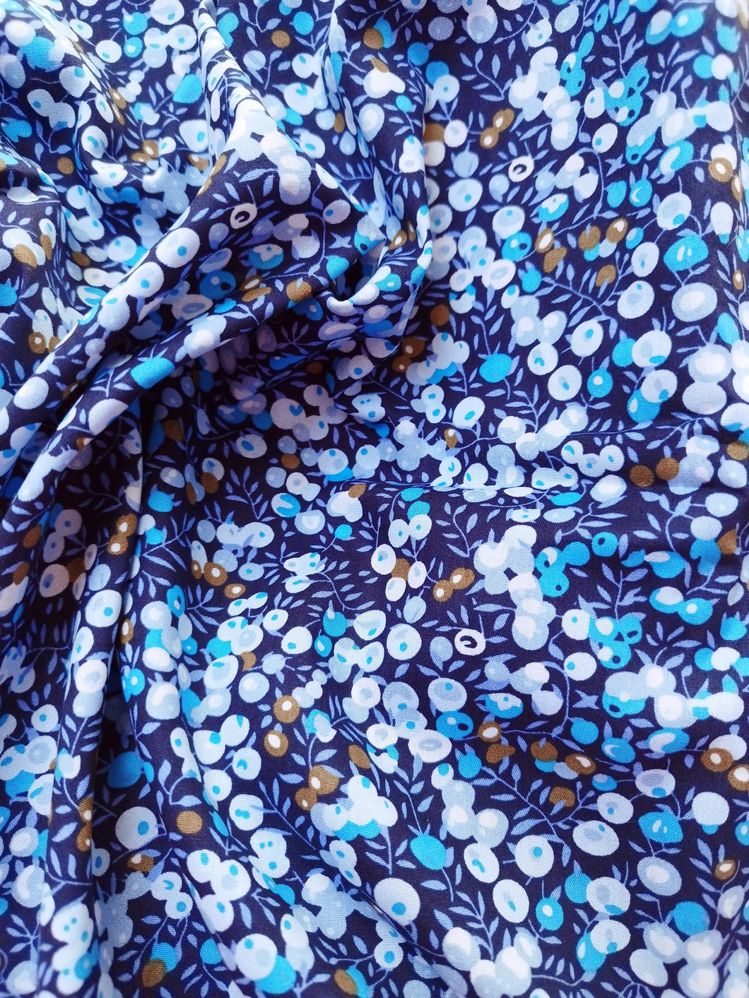Tissu coton - esprit Liberty petites boules blanches et bleues - par 50 centimètres