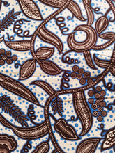 Charger l&#39;image dans la galerie, Tissu wax - feuilles de gombo marrons et bleues - par 50 centimètres
