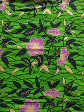 Charger l&#39;image dans la galerie, Tissu wax - hibiscus violets et dorés fond vert - par 50 centimètres
