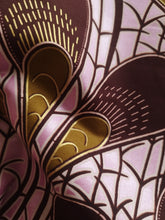 Charger l&#39;image dans la galerie, Tissu wax java - plumes kaki fond rose irisé - par 50 centimètres
