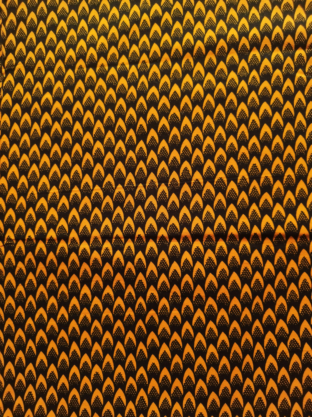 Tissu wax - écailles oranges et noires - par 50 centimètres