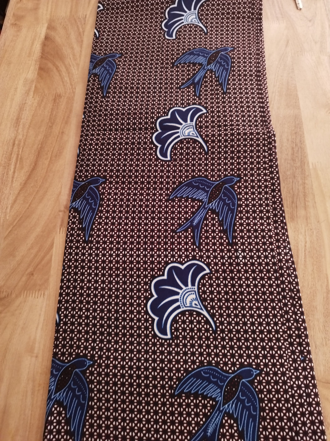 Tissu wax - fleurs de mariage et hirondelles bleues - par 50 centimètres
