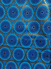 Charger l&#39;image dans la galerie, Tissu wax pailleté - rosaces bleues et détails dorés - par 50 centimètres
