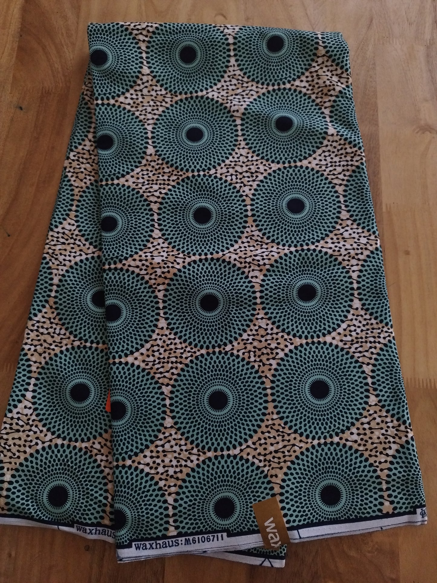 1 yard (90 cm) - Tissu wax - petits disques verts fond beige