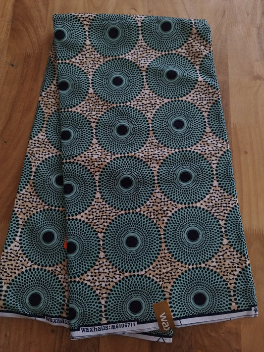 1 yard (90 cm) - Tissu wax - petits disques verts fond beige
