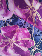Charger l&#39;image dans la galerie, 6 yards (5m40) - Tissu wax java - grandes fleurs roses aux détails dorés fond bleu
