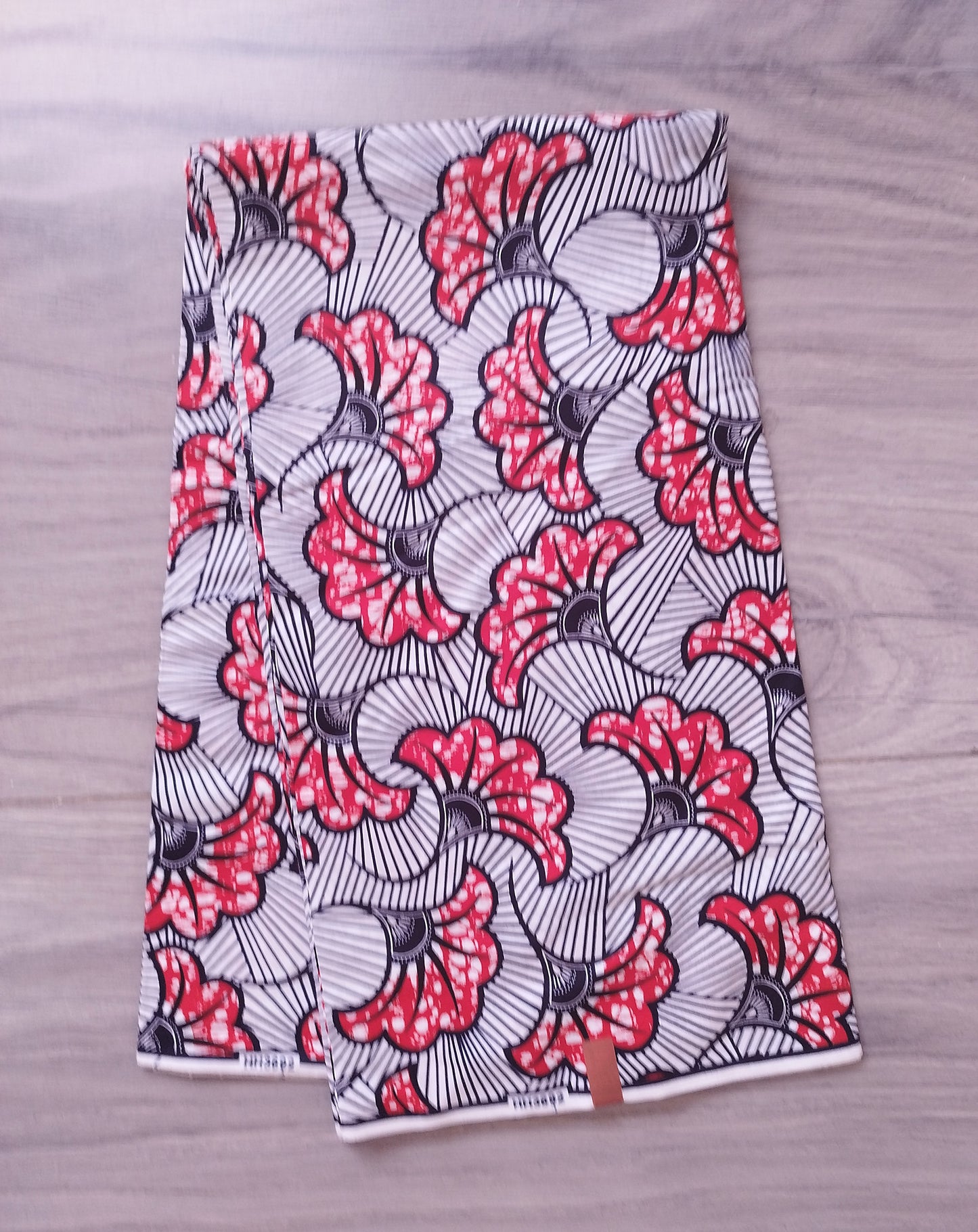 1 yard (90 cm) - Tissu wax - fleurs de mariage rouges fond blanc