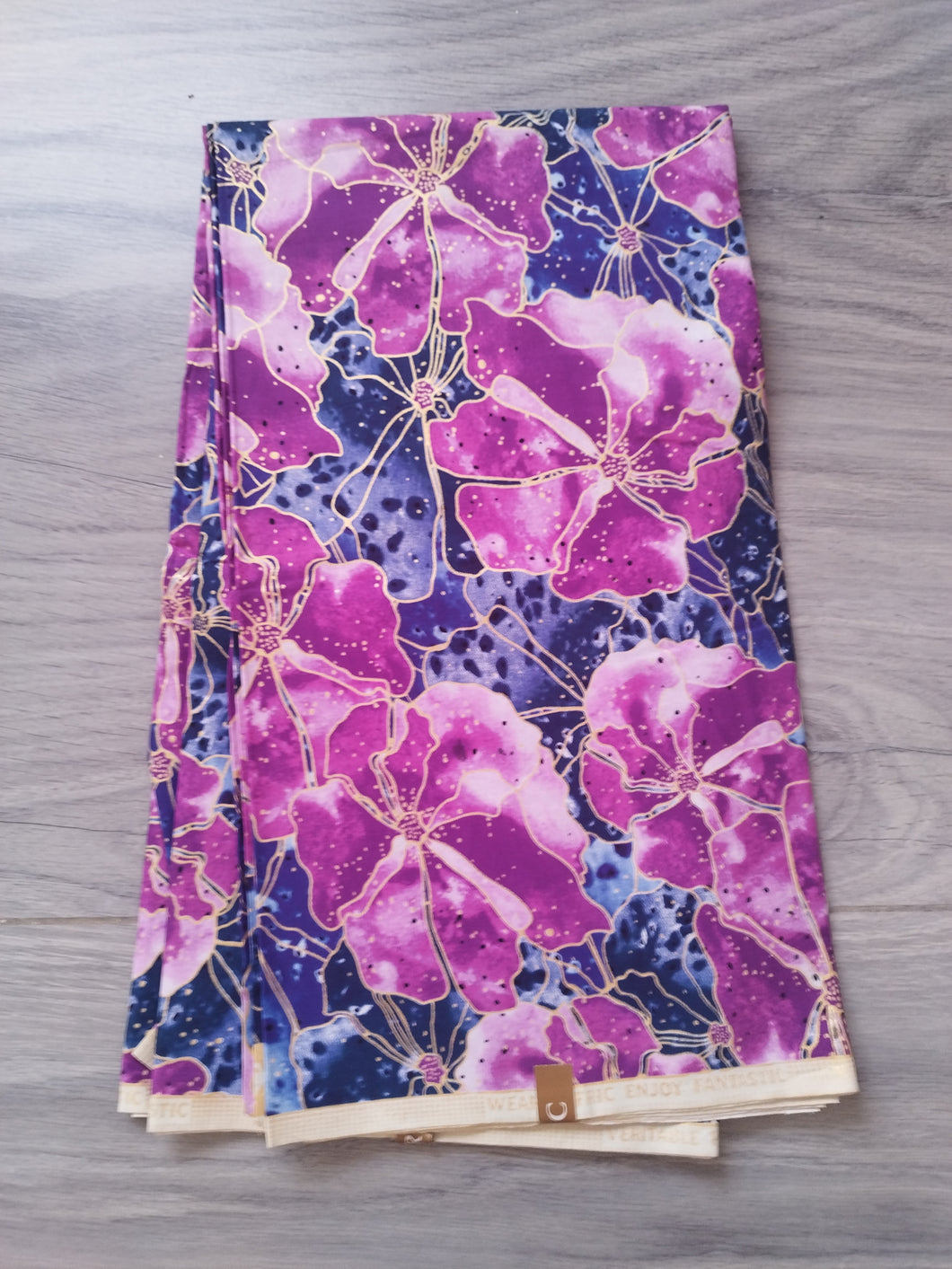 6 yards (5m40) - Tissu wax java - grandes fleurs roses aux détails dorés fond bleu
