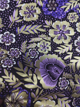 Charger l&#39;image dans la galerie, 6 yards (5m40) - tissu wax java fleurs violettes et noires aux détails dorés
