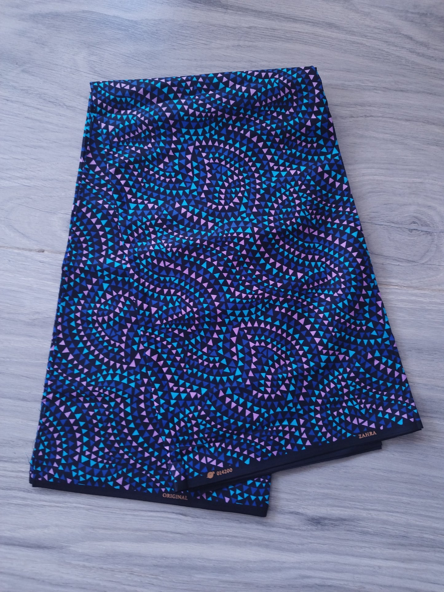 1 yard (90 cm) - Tissu wax - petits triangles bleus, violets, noirs