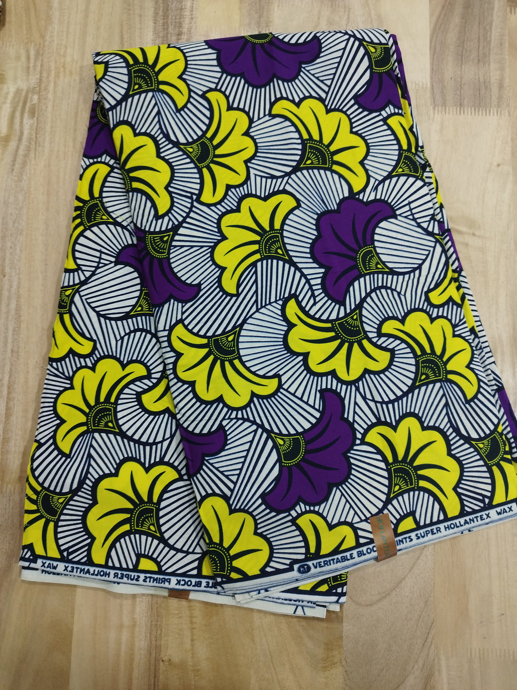 Tissu wax - fleurs de mariage violettes et jaunes fond blanc cassé - par 50 centimètres