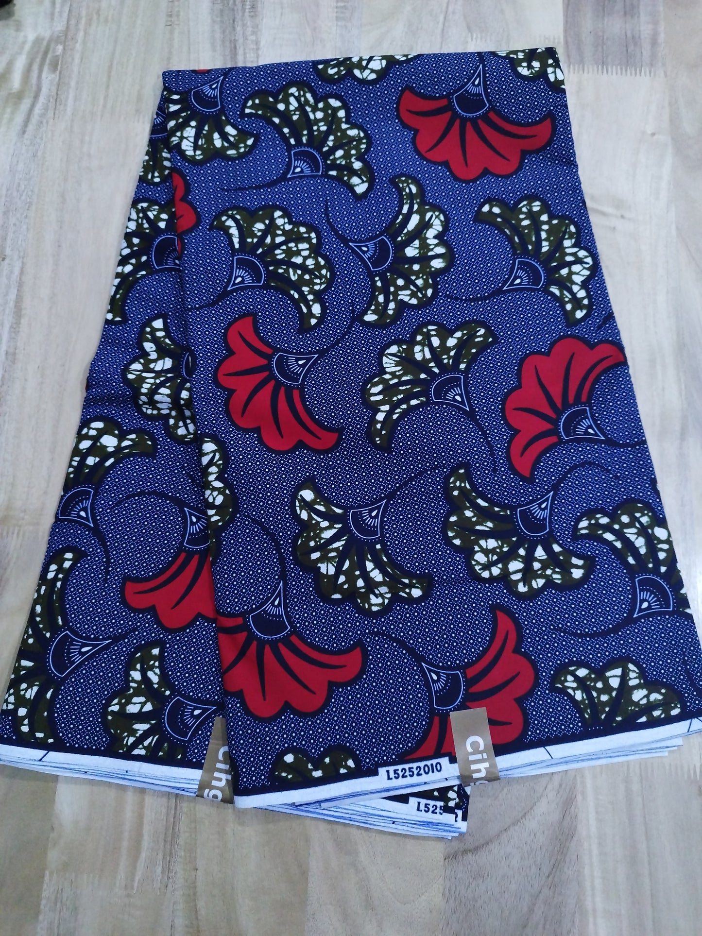 1 yard (90 cm) - Tissu wax - fleurs de mariage kakis et rouges fond bleu