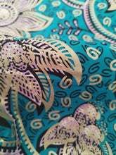 Charger l&#39;image dans la galerie, Tissu wax java - fleurs mauves aux détails dorés sur fond bleu - par 50 centimètres
