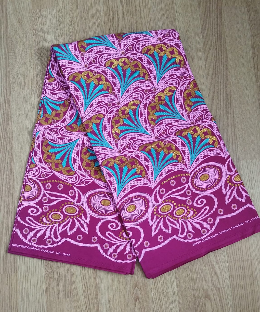 Tissu wax imitation broderie  motifs bleus et roses - par 50 centimètres