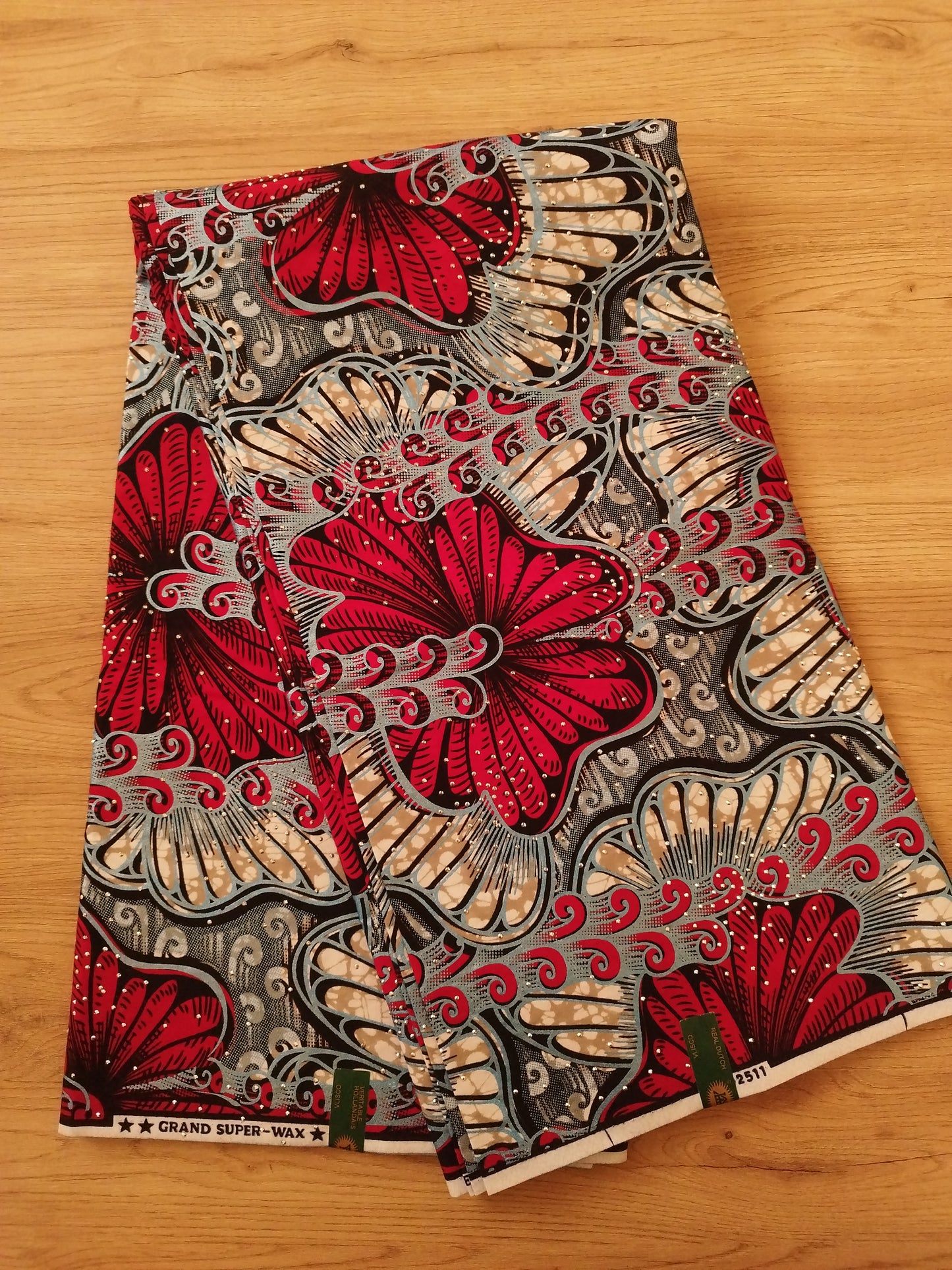 1 yard (90 cm) - Tissu wax grandes fleurs rouges aux détails gris irisés