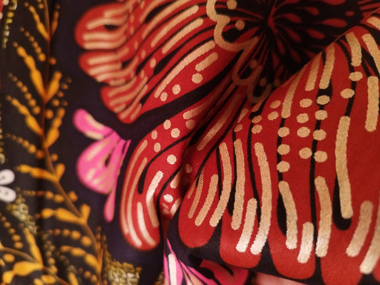 1 yard (90 cm) - Tissu wax java grandes fleurs roses et rouges sur fond vert aux détails dorés