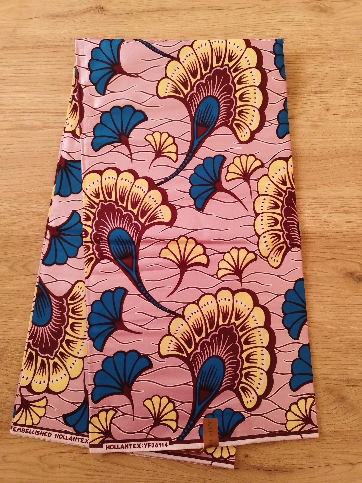 1 yard (90 cm) - Tisu wax java fleurs bleues et jaunes sur fond rose brillant