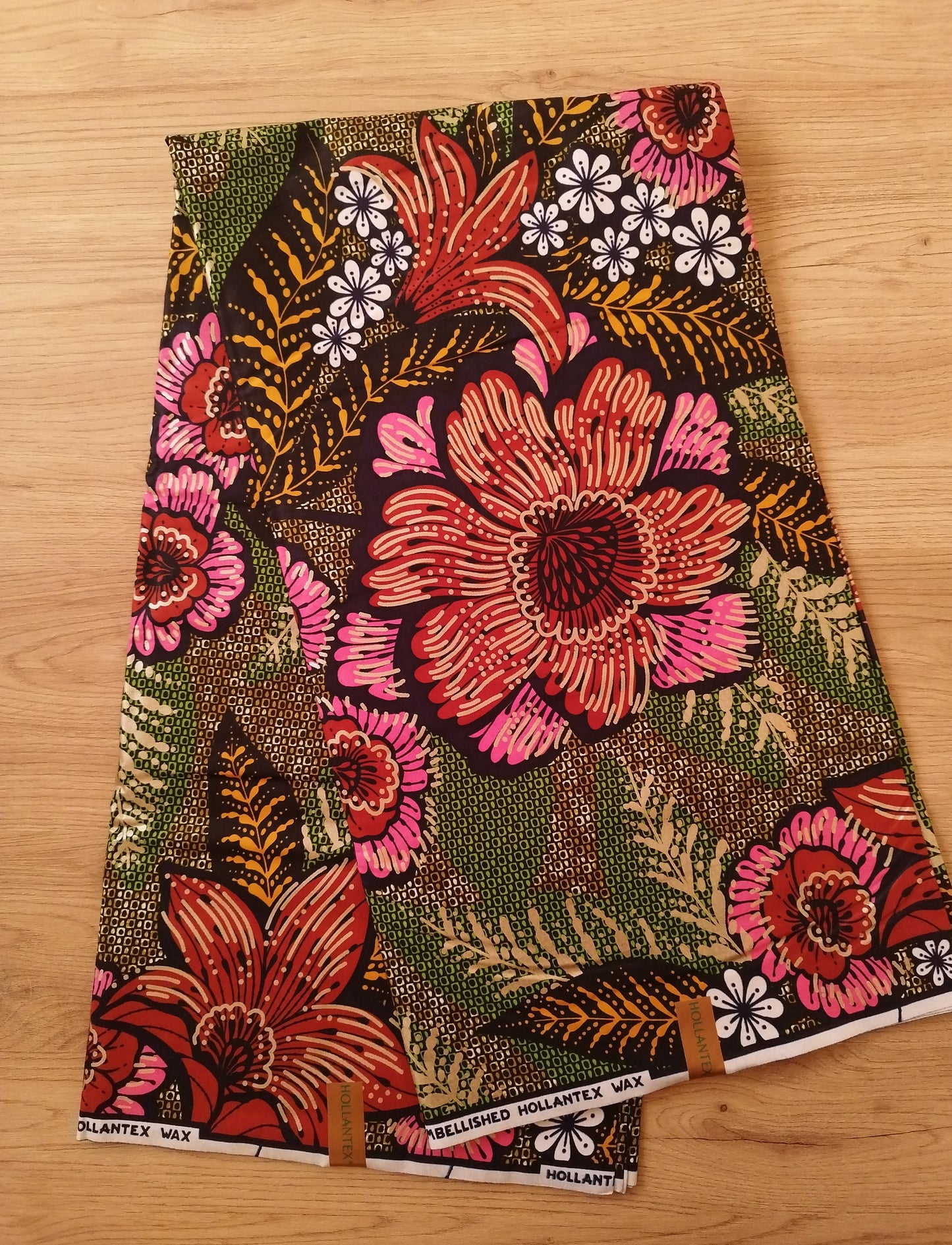 1 yard (90 cm) - Tissu wax java grandes fleurs roses et rouges sur fond vert aux détails dorés