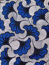Charger l&#39;image dans la galerie, Tissu wax - Fleurs de mariage bleues sur fond blanc - à partir de 50 centimètres
