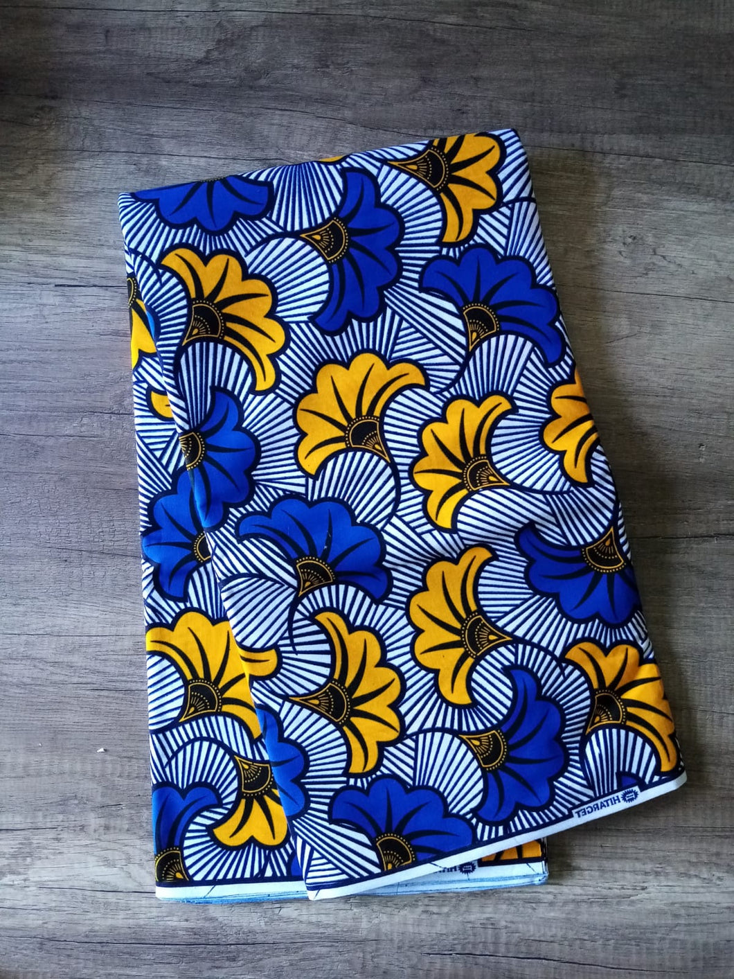 Tissu wax - fleurs de mariage bleues et jaunes sur fond blanc - à partir de 50 centimètres