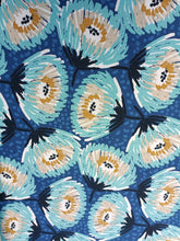 Charger l&#39;image dans la galerie, Tissu coton épais demi-natté - fleurs bleues et blanches - certifié Oeko-Tex - par 50 cm
