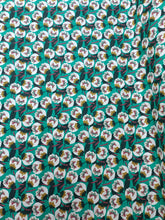 Charger l&#39;image dans la galerie, Tissu coton imprimé - petites fleurs fond vert emeraude - certifié Oeko-Tex Standard 100 - par 50 cm
