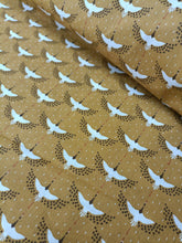 Charger l&#39;image dans la galerie, Tissu coton imprimé - grues sur fond moutarde - certifié Oeko-Tex Standard 100 - par 50 cm
