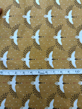 Charger l&#39;image dans la galerie, Tissu coton imprimé - grues sur fond moutarde - certifié Oeko-Tex Standard 100 - par 50 cm
