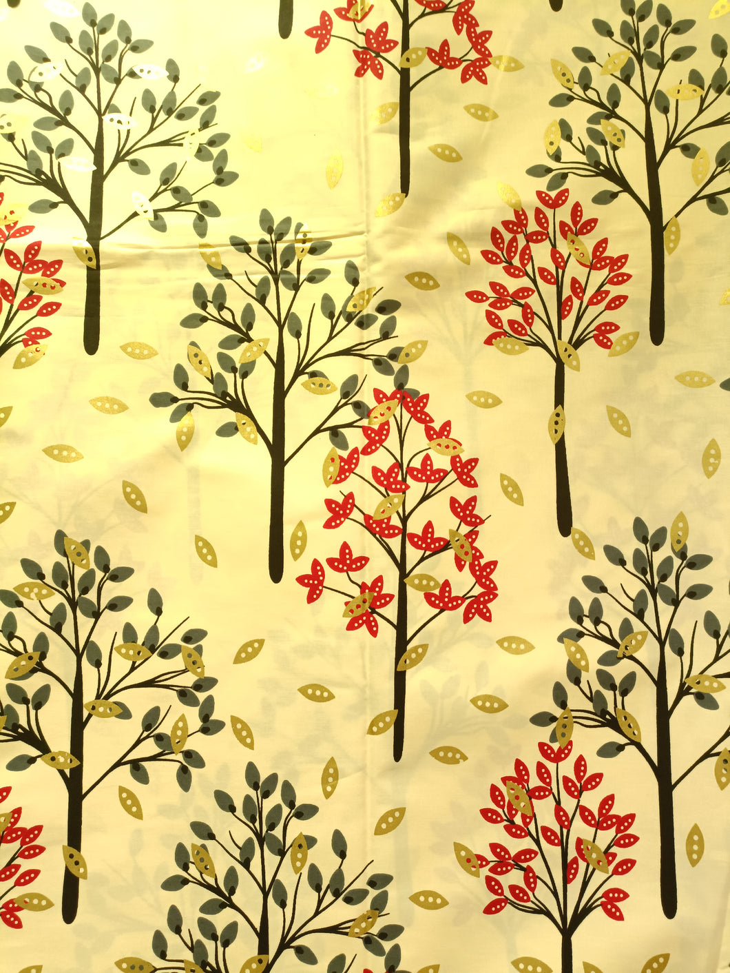 Tissu wax java - arbres aux feuilles rouges et vertes et détails dorés - par 50 centimètres