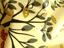 Charger l&#39;image dans la galerie, Tissu wax java - arbres aux feuilles rouges et vertes et détails dorés - par 50 centimètres
