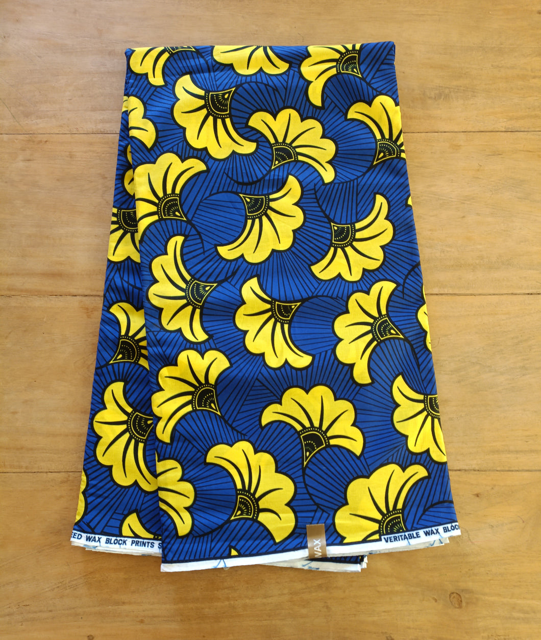 Tissu wax - fleurs de mariage jaunes sur fond bleu - par 50 centimètres