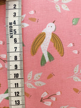 Charger l&#39;image dans la galerie, Tissu coton - oiseaux sur fond rose - par 50 centimètres

