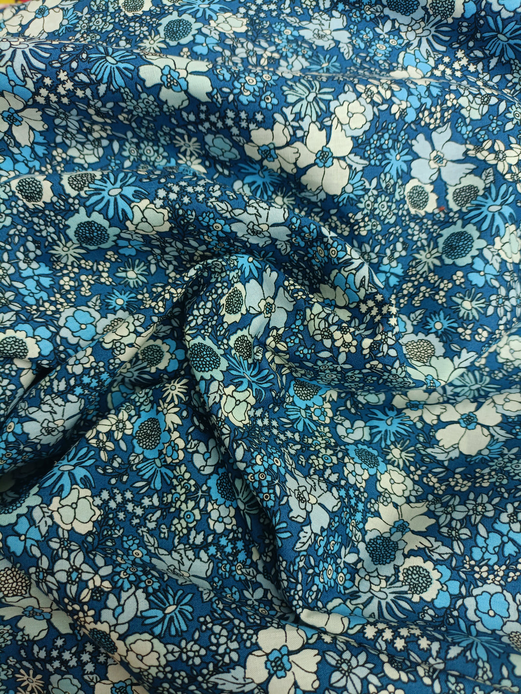 Tissu coton imprimé - petites fleurs bleues - par 50 centimètres