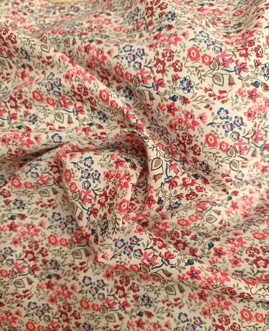Tissu coton imprimé - petites fleurs rouges et bleues